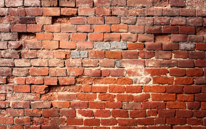 mur avec briques détériorées et poudreuses